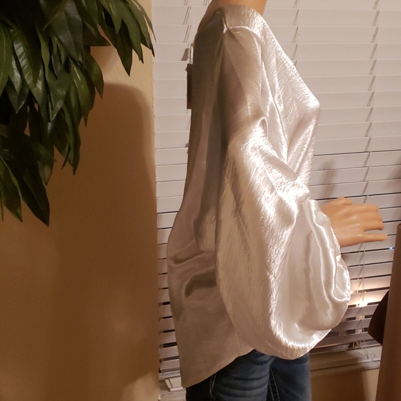 💕(LAST ONE) Elegant White V-Neck Puff Sleeve Top - Picture 6 of 7